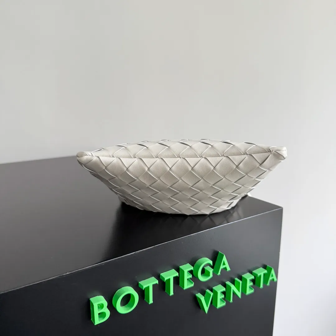 Batch 1400 BOTTEGA VENETA DUSTBAG mini size is officially launched📣📣. It still continues the classic weaving process. The lazy and casual feeling presented by the drawstring pockets is not too suitable for summer. The small back body is light and convenient. It is enough to carry lipstick and tissues when going out every day. It is not easy to make mistakes with any clothes. The shoulder strap has a buckle and pull-out design, which can be adjusted to unlock multiple carrying methods. Style number: 816987 Size: 21*16.6*1cm